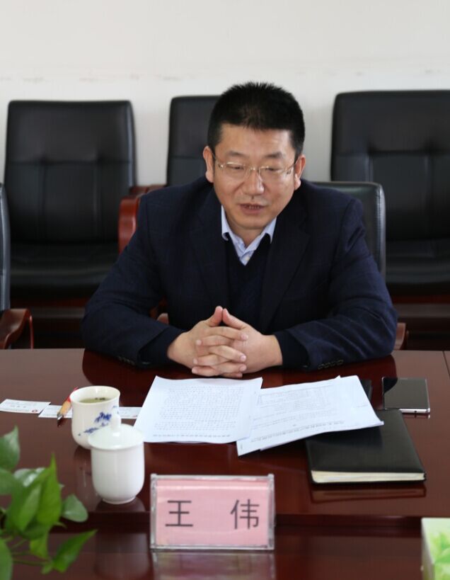 图片说明:集团党委书记,董事长王伟向考察团作情况介绍
